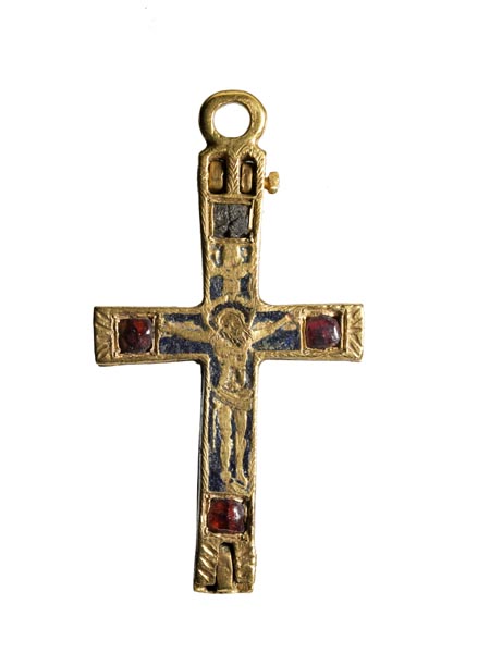 Front of a gold pendant in the shape of a cross. It is decorated with an engraving of Christ crucified and is set with 4 garnets (1 is missing).